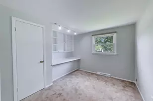 2401 E Thornwood Dr, Lindenhurst, IL 60046 - Photo 13