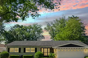 1825 E Sitka Ln E, Mount Prospect, IL 60056 - Photo 1