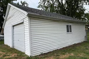 247 E Holmes St, Paxton, IL 60957 - Photo 17