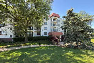 350 Plum Creek Dr, Wheeling, IL 60090 - Photo 1