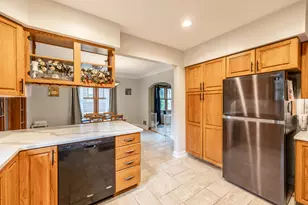 725 Augusta Ave, Elgin, IL 60120 - Photo 9