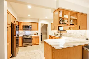 725 Augusta Ave, Elgin, IL 60120 - Photo 7