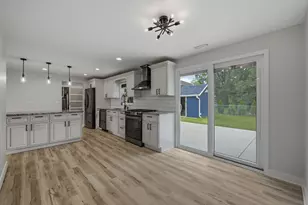 1927 Warwick Ln, Schaumburg, IL 60193 - Photo 13
