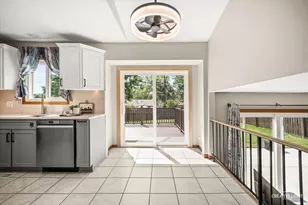 208 Iris Dr, Streamwood, IL 60107 - Photo 5