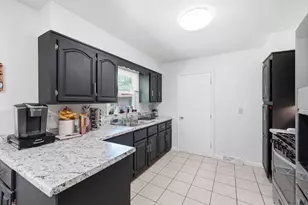 850 Austin Ave, Aurora, IL 60505 - Photo 9