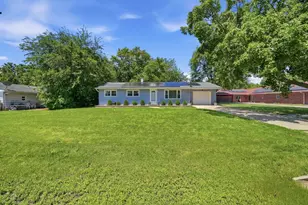 850 Austin Ave, Aurora, IL 60505 - Photo 3