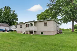 209 S East St, Gardner, IL 60424 - Photo 3