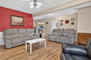 209 S East St, Gardner, IL 60424 - Photo 5