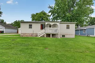 209 S East St, Gardner, IL 60424 - Photo 1