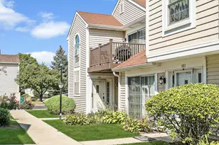 581 Le Parc Cir, Buffalo Grove, IL 60089 - Photo 3