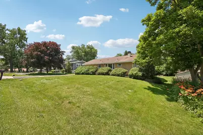 418 Highland Road, Willowbrook, IL 60527 - Photo 3