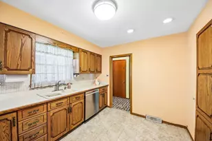 418 Highland Rd, Willowbrook, IL 60527 - Photo 13