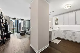 201 N Westshore Dr, Chicago, IL 60601 - Photo 5