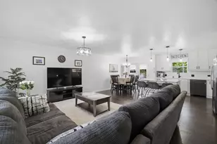 890 Yorkshire Dr, Hanover Park, IL 60133 - Photo 3