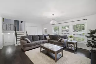 890 Yorkshire Dr, Hanover Park, IL 60133 - Photo 5
