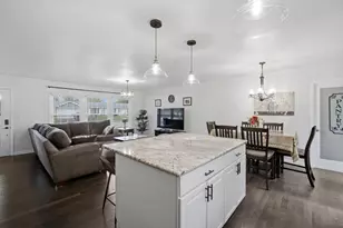 890 Yorkshire Dr, Hanover Park, IL 60133 - Photo 9