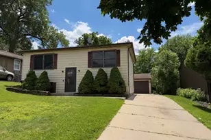 907 Houston Ave, Elgin, IL 60120 - Photo 3