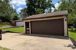 907 Houston Ave, Elgin, IL 60120 - Photo 9