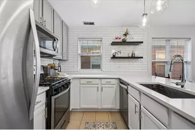 667 W Division Street #3C, Chicago, IL 60610 - Photo 3