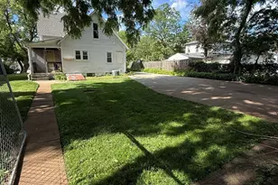 916 Pleasant St, Dekalb, IL 60115 - Photo 3