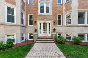867 W Cornelia Ave, Chicago, IL 60657 - Photo 3