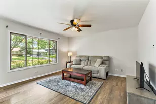 7798 Kingsbury Dr, Hanover Park, IL 60133 - Photo 5