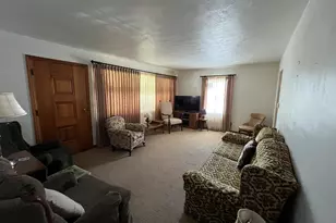 526 Edwards St, Kewanee, IL 61443 - Photo 17