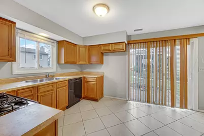 593 Iroquois Trail, Carol Stream, IL 60188 - Photo 5