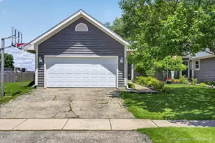 330 W Amie Ave, Hinckley, IL 60520 - Photo 3