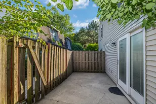 1796 Queensbury Cir, Hoffman Estates, IL 60169 - Photo 3