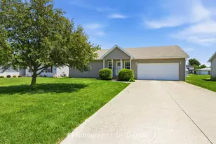 475 S Elm Ave, Saint Anne, IL 60964 - Photo 1