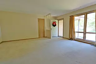 8808 S Pleasant Ave, Hickory Hills, IL 60457 - Photo 3