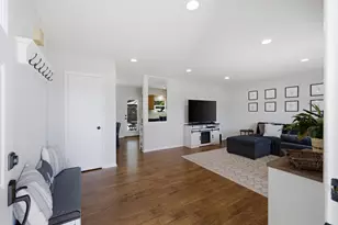 1110 W Glenn Trail, Elk Grove Village, IL 60007 - Photo 3