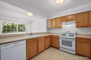 2741 Cobblestone Dr, Crystal Lake, IL 60012 - Photo 5