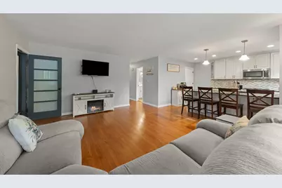 1020 S Gables Boulevard, Wheaton, IL 60189 - Photo 5