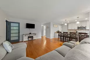 1020 S Gables Blvd, Wheaton, IL 60189 - Photo 5