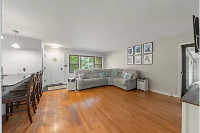 1020 S Gables Boulevard, Wheaton, IL 60189 - Photo 3