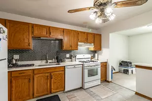 906 Cross Creek Dr, Roselle, IL 60172 - Photo 9