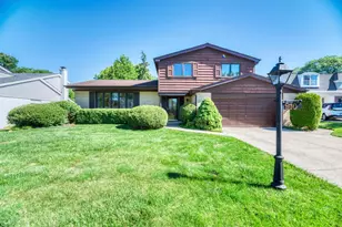 910 W White Oak St, Arlington Heights, IL 60005 - Photo 3