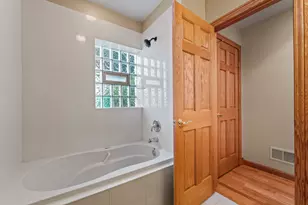 107 N Elmhurst Ave, Mount Prospect, IL 60056 - Photo 15