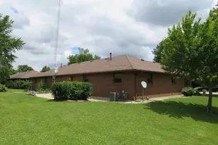 301-303 Carriage Dr, Morris, IL 60450 - Photo 3