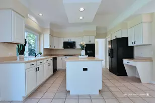 1096 Chesapeake Blvd, Grayslake, IL 60030 - Photo 11