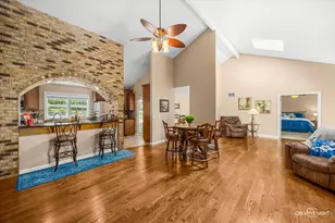 2202 Country Knoll Ln, Elgin, IL 60123 - Photo 9