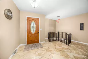 2202 Country Knoll Ln, Elgin, IL 60123 - Photo 3