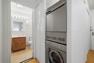 222 E Pearson St, Chicago, IL 60611 - Photo 11