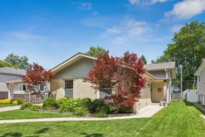 139 S Milton Avenue, Glen Ellyn, IL 60137 - Photo 1
