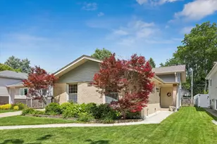 139 S Milton Ave, Glen Ellyn, IL 60137 - Photo 1