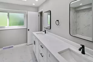 617 S Busse Rd, Mount Prospect, IL 60056 - Photo 9