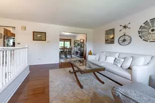 2 Oakwood Dr, Elk Grove Village, IL 60007 - Photo 9