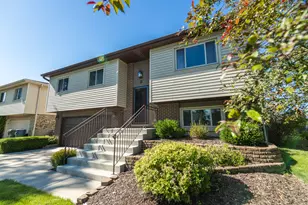 2 Oakwood Dr, Elk Grove Village, IL 60007 - Photo 1